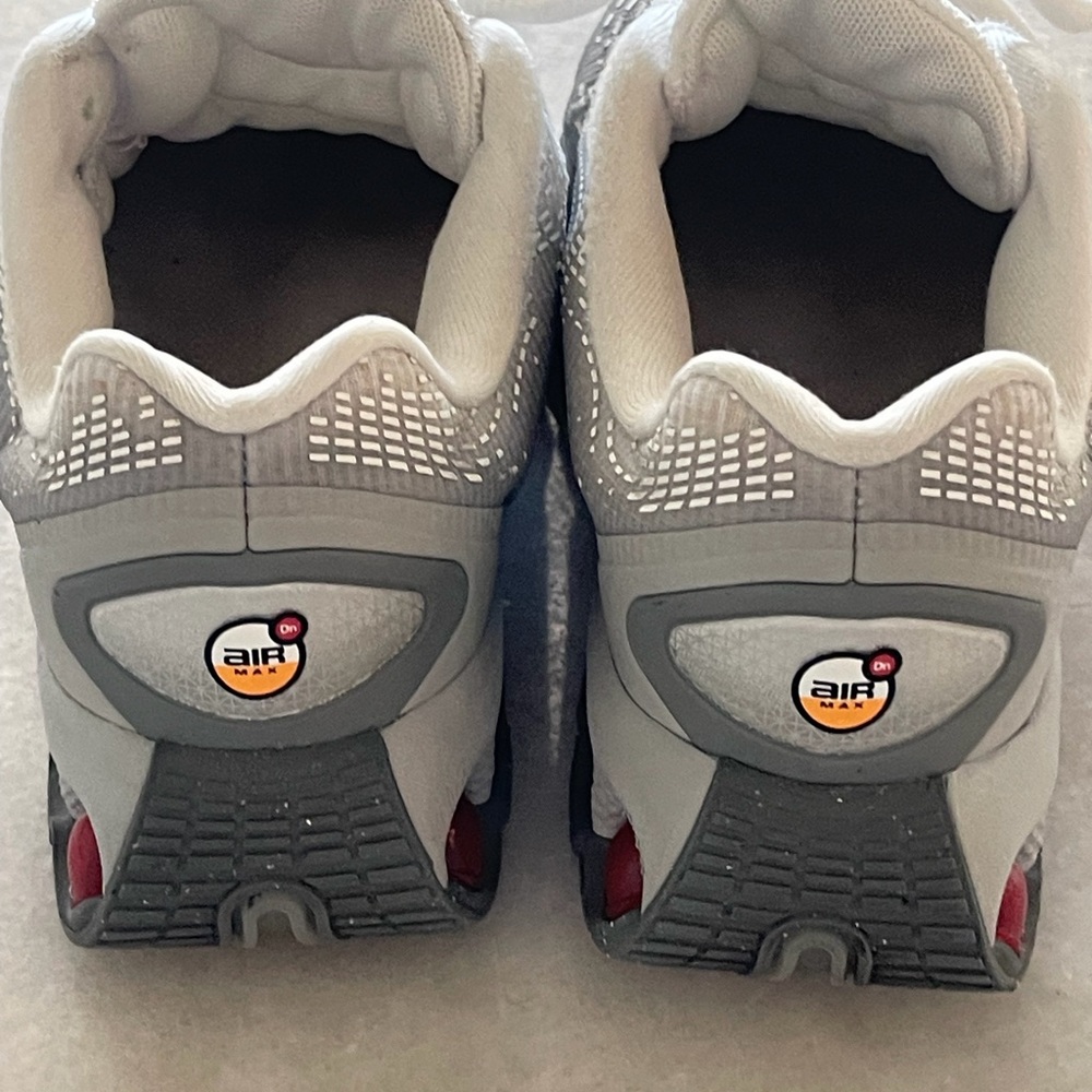 2,5 Big Kid's Nike Air Max DN Shoes Size / Smoke Grey/University Red HQ4873-002 - Picture 7 of 7
